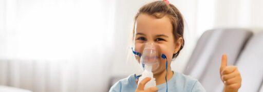Zu sehen ist das Beitragsbild 1 zum Beitrag mit dem Thema: Die wichtigsten Tipps für den Umgang mit Asthma bei Kindern