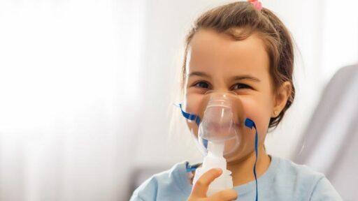 Zu sehen ist das Beitragsbild 1 zum Beitrag mit dem Thema: Die wichtigsten Tipps für den Umgang mit Asthma bei Kindern