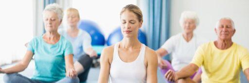 Zu sehen ist das Beitragsbild 1 zum Beitrag mit dem Thema: Yoga für Senioren