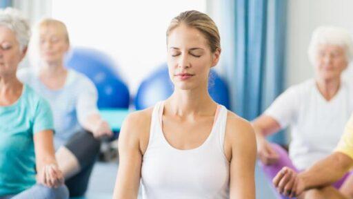 Zu sehen ist das Beitragsbild 1 zum Beitrag mit dem Thema: Yoga für Senioren
