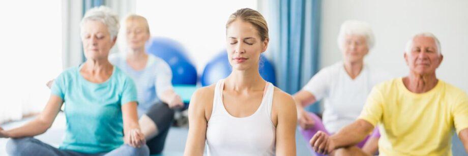 Zu sehen ist das Beitragsbild 1 zum Beitrag mit dem Thema: Yoga für Senioren