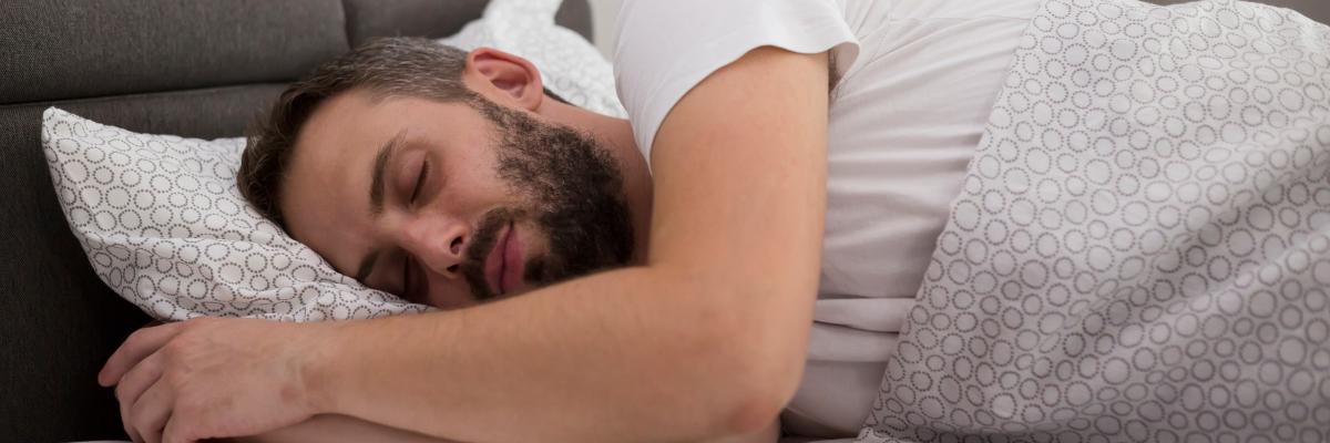 Zu sehen ist das Beitragsbild 1 zum Beitrag mit dem Thema: Die Bedeutung von Regelmäßigkeit für einen gesunden Schlaf